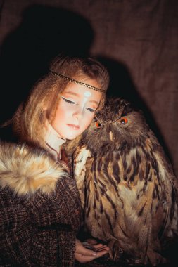 Kız ile bir baykuş boho tarzında. Boho chic hugs büyük baykuş