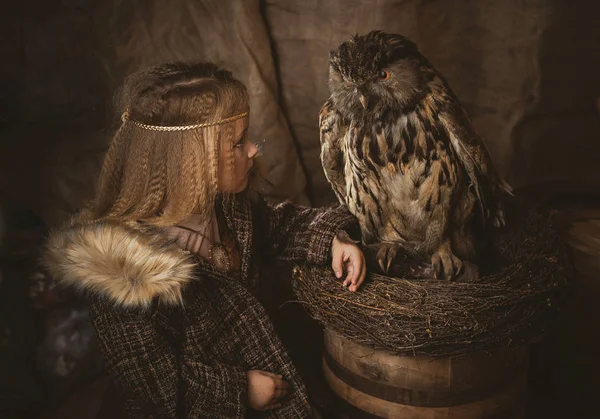 Kız ile bir baykuş boho tarzında. Boho chic hugs büyük baykuş