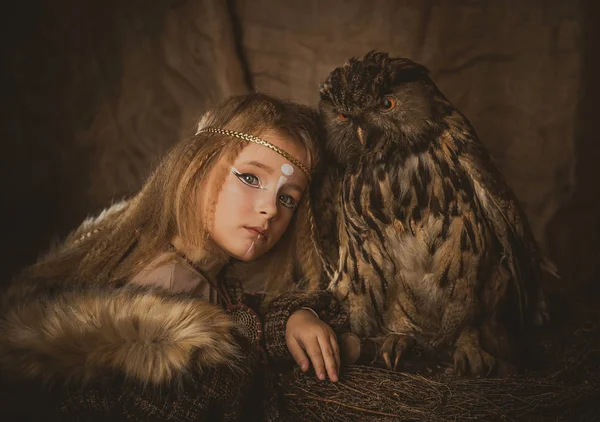 Kız ile bir baykuş boho tarzında. Boho chic hugs büyük baykuş