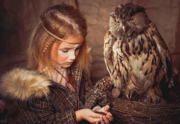 Kız ile bir baykuş boho tarzında. Boho chic hugs büyük baykuş