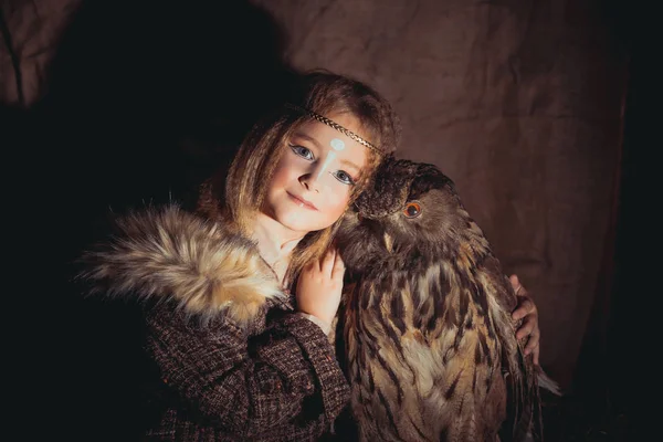 Kız ile bir baykuş boho tarzında. Boho chic hugs büyük baykuş