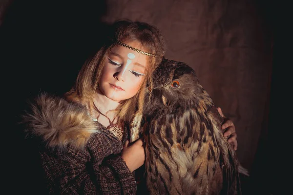 Kız ile bir baykuş boho tarzında. Boho chic hugs büyük baykuş