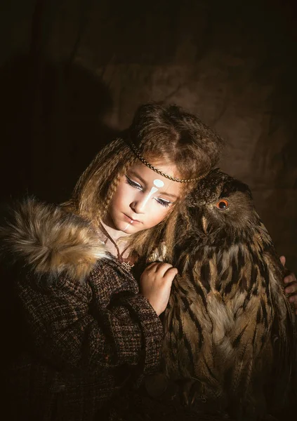 Kız ile bir baykuş boho tarzında. Boho chic hugs büyük baykuş