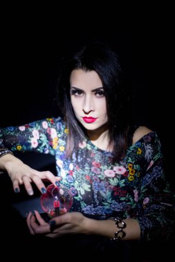 Bilici tahminlerin bir topu elinde tutuyor. Geleceği tahmin.