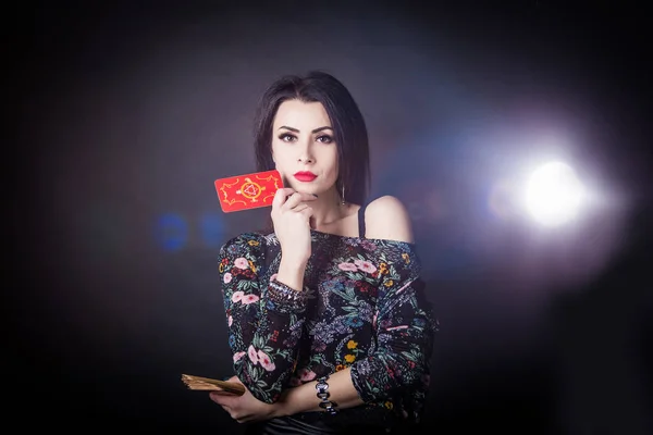 güzel falcı Tarot kartlarına merak. Geleceği görmek, astral için erişim