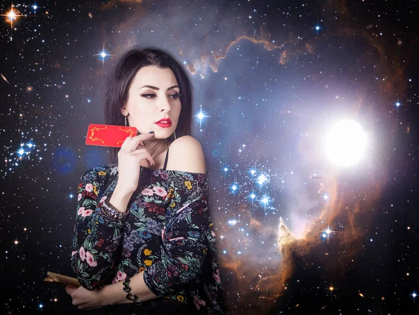 güzel falcı Tarot kartlarına merak. Geleceği görmek, astral için erişim