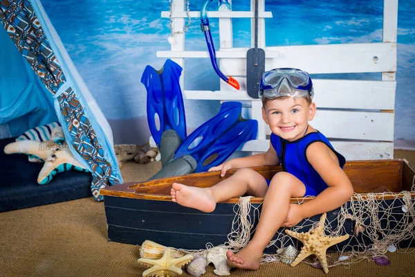 Bir dalgıç giysisi ve palet yaz deniz studio arka plan üzerinde şirin bebek. Aktif spor, spor moda