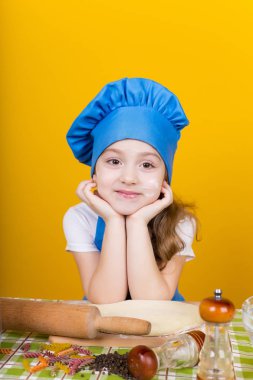 Küçük baker. Güzel aşçı hamur kneads