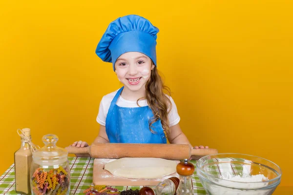 Küçük baker. Güzel aşçı hamur kneads