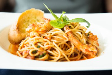 Sarımsaklı ekmekle karides spagettisi.