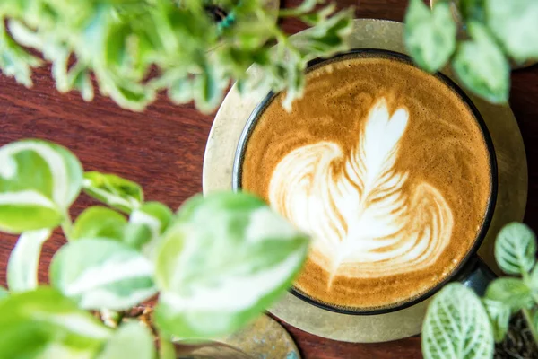 Cangkir Kopi Cappuccino Seni Dengan Daun Depan Cafe Dan Konsep — Stok Foto