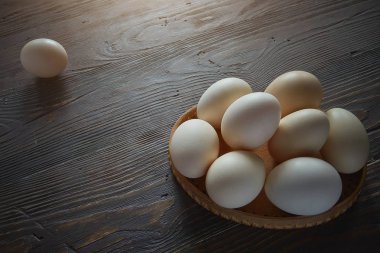 Ahşap arka plan üzerinde yumurtlamak. Gıda İçerikler.