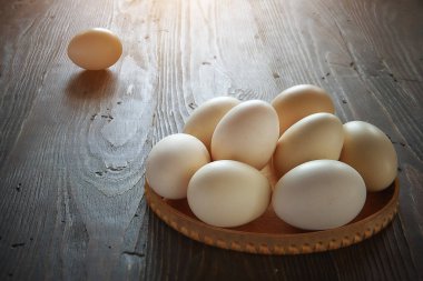 Ahşap arka plan üzerinde yumurtlamak. Gıda İçerikler.