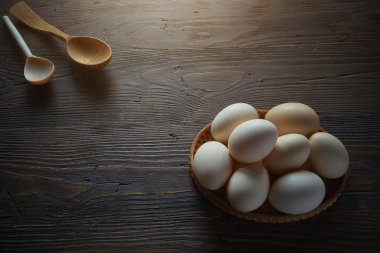 Taze tavuk kahverengi ev yumurta. Kırsal natürmort, doğal sağlıklı gıda ve organik tarım kavramı.
