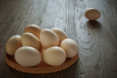 Taze tavuk kahverengi ev yumurta. Kırsal natürmort, doğal sağlıklı gıda ve organik tarım kavramı.