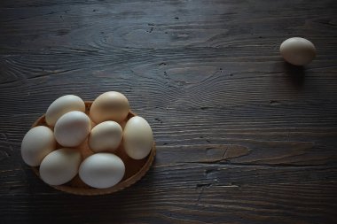 Ahşap arka plan üzerinde yumurtlamak. Gıda İçerikler.