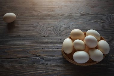 Taze tavuk kahverengi ev yumurta. Kırsal natürmort, doğal sağlıklı gıda ve organik tarım kavramı.