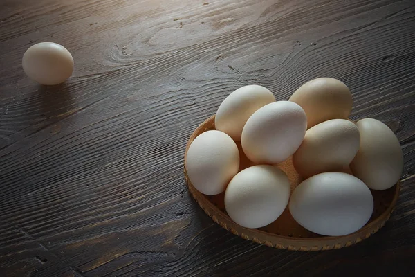 Ahşap arka plan üzerinde yumurtlamak. Gıda İçerikler.