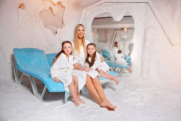 Tuz odası iki çocuklu anne. Halotherapy tedavisi için