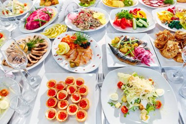 Dizi soğuk aperatifler, kanepe, içecekler, portre