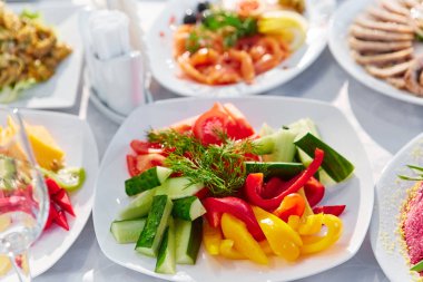 Yiyecek ve içecek bir restoranda içeren tablo