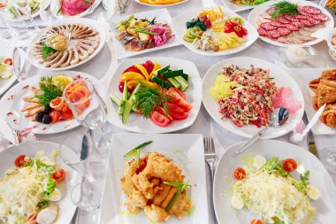 Güzel yemek ziyafet tablo farklı yemek aperatifler ve mezeler Kurumsal Tarih, Noel, Doğum günü, parti olay veya düğün kutlama ile dekore edilmiş