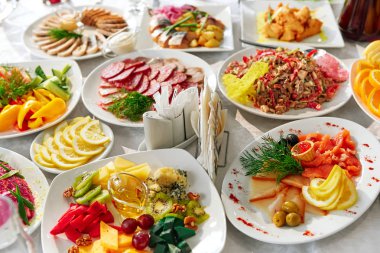 Yiyecek ve içecek bir restoranda içeren tablo