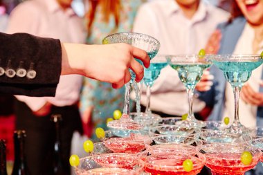 Ikram Servisi. Gelin ve damat için düğün slayt şampanya. İş, et lokantası. Düğün günü için iç güzelliği.