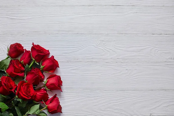 Buquê Rosas Vermelhas Fundo Madeira Branco Velho — Fotografia de Stock