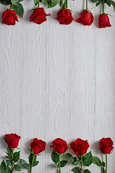 Rám Červených Růží Bílém Pozadí Dřevěná Prostorem Pro Text — Stock fotografie