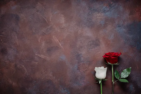 Rosa Blanca Roja Sobre Hermoso Fondo Piedra —  Fotos de Stock