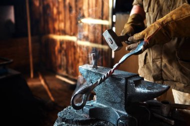 Bir demirci smithy sonra işte elinde