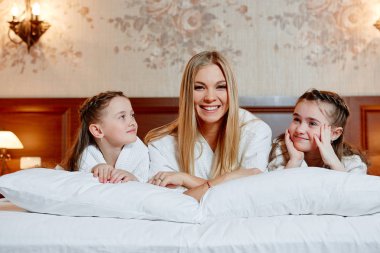 Gülünecek bir anne ve bir b yalan onun ikiz çocuk portre