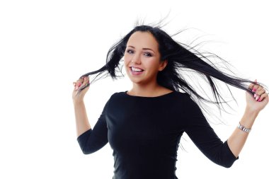 Uzun siyah saçlı bir pozitif gülen kız portresi. Isolat