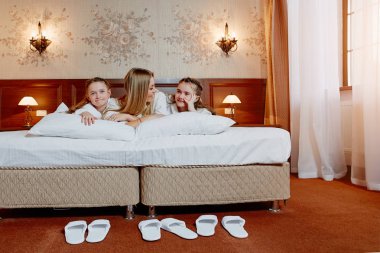 Yatakta dinleniyor mutlu anne ve çocuk ikizler