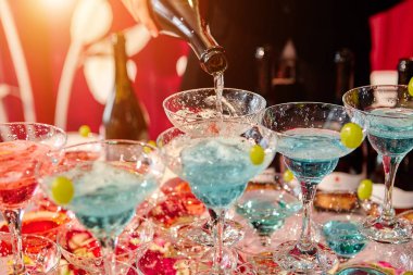 Ikram Servisi. Düğün slayt gelin ve damat için şampanya.  