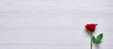 Kırmızı ahşap masa üstüne yükseldi. Minimalizm ve metin, tebrik veya ileti için yer