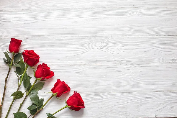 Eski Beyaz ahşap arka plan üzerinde kırmızı gül buketi