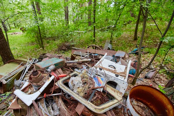 Tira Viejos Objetos Metálicos Bosque Chatarra Oxidada Destrucción Ambiental Contaminación —  Fotos de Stock