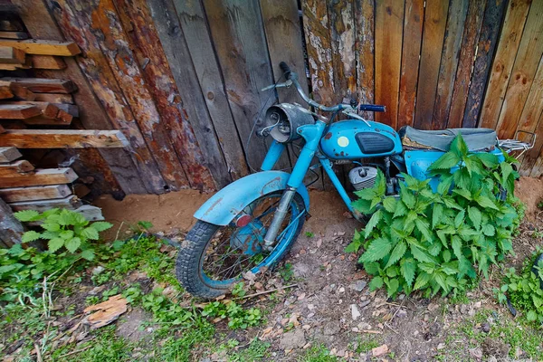 Een Oude Verlaten Motorfiets Stand Buurt Van Een Hek Het — Stockfoto