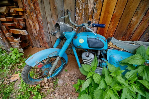 Een Oude Verlaten Motorfiets Stand Buurt Van Een Hek Het — Stockfoto