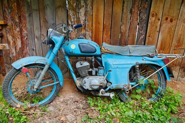 Een Oude Verlaten Motorfiets Stand Buurt Van Een Hek Het — Stockfoto