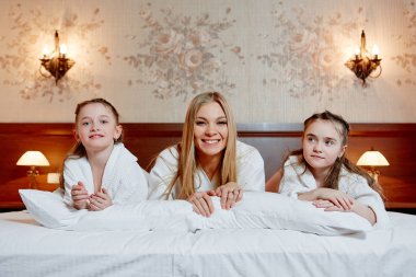 mutlu bir anne ve bir yatakta yatarken ona çocuk portresi