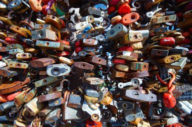 Çok renkli düğün kaleler köprü çit. Sadakat, güçlü evlilik, aşk ömür boyu kavramı.