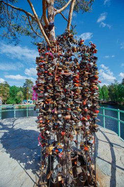 Bir sürü renk düğün kaleler mavi gökyüzü arka plan üzerinde.