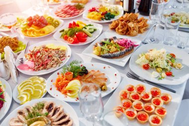 Güzel yemek ziyafet tablo farklı yemek aperatifler ve mezeler Kurumsal Tarih, Noel, Doğum günü, parti olay veya düğün kutlama ile dekore edilmiş