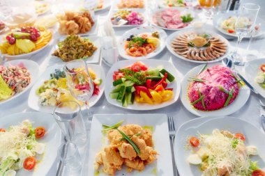 Güzel dekore edilmiş yemek sofrası, farklı yemekler.