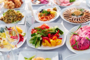 Güzel yemek ziyafet tablo farklı yemek aperatifler ve mezeler Kurumsal Tarih, Noel, Doğum günü, parti olay veya düğün kutlama ile dekore edilmiş