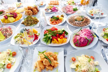 Güzel dekore edilmiş yemek sofrası, farklı yemekler.