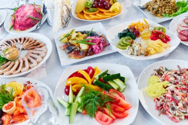 Güzel dekore edilmiş yemek sofrası, farklı yemekler.